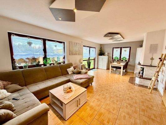 Helles Wohnzimmer mit Kamin EG