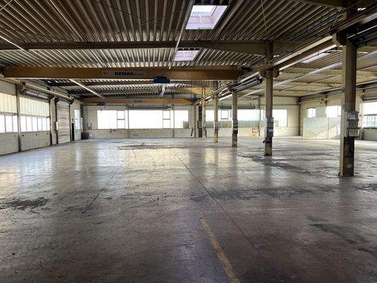 gut belichtete Lager- und Produktionsfläche