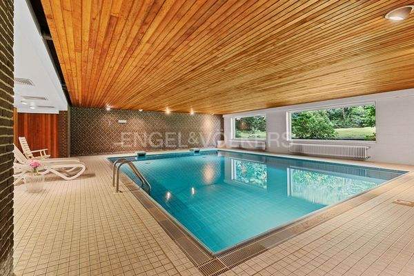 gepflegtes Schwimmbad für die Hausgemeinschaft