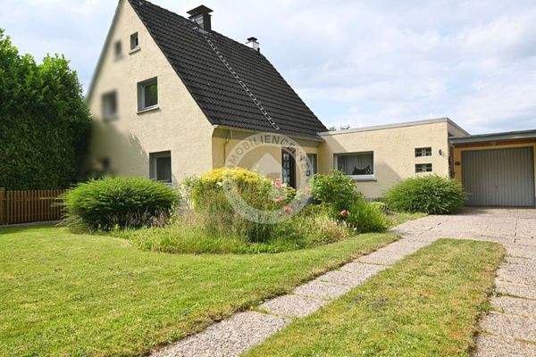 Hausansicht u. Einfahrt