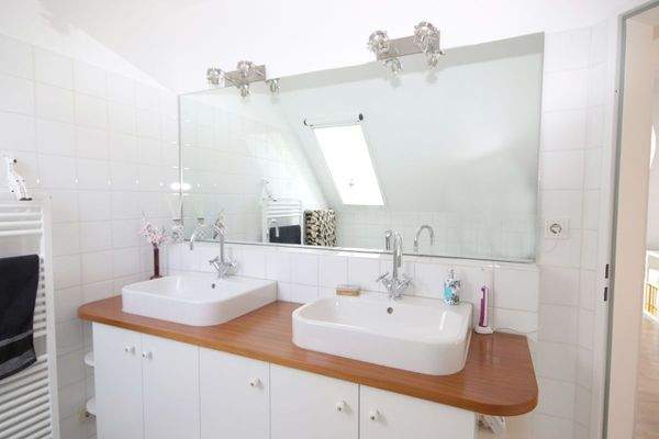 ...mit Doppelwaschbecken...