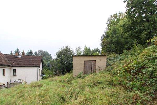 Schuppen und Nachbarbebauung