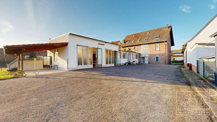 Blick auf Werkstatthallen, Lager, überdachte Terrasse