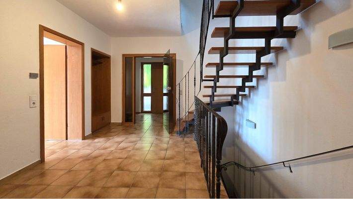  großzüger Eingangsbereich EG