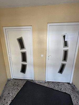 ....rechts Arztpraxis, links Büro