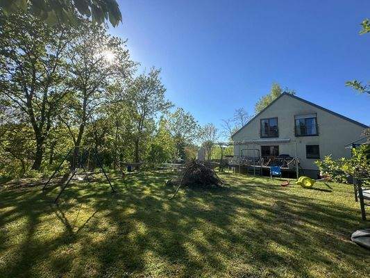 Blick vom Garten zum Haus, links liegt das Landsch