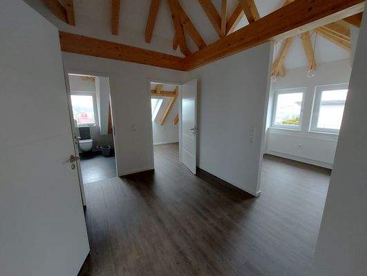 Blick in den Schlafbereich mit Zugang zum Bad