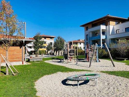 Der schön angelegte Spielplatz fügt sich perfekt i