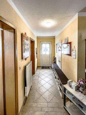 Flur mit Blick Eingangsbereich