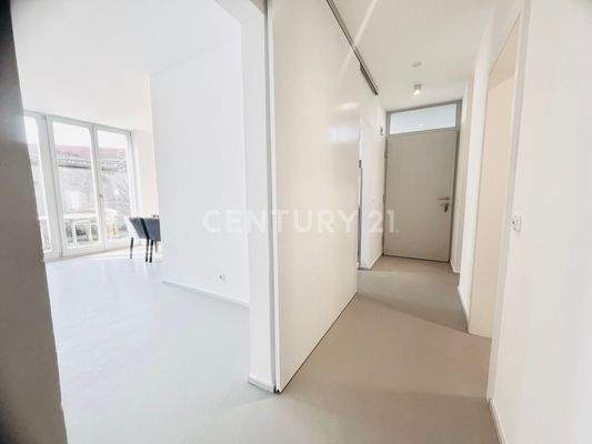 Geräumiger Flur leitet zu den Zimmern - verlaufen unmöglich