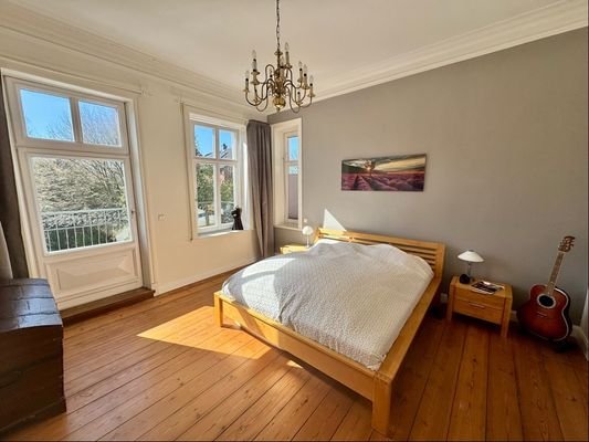 Schlafzimmer OG mit Zugang zum Balkon