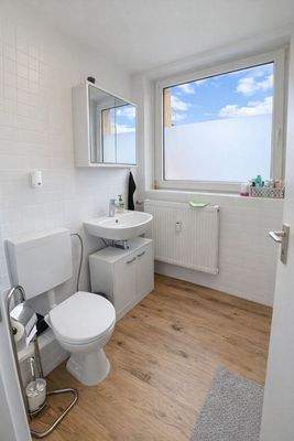 Modernes Badezimmer mit natürlichem Licht