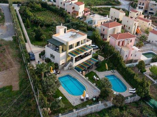 Kreta, Roussospiti: Einzigartige Villa mit separatem Apartment auf großem Grundstück mit Pool zu verkaufen