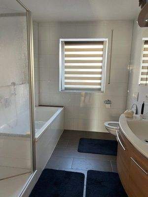 Bad mit Dusche, Wanne und WC