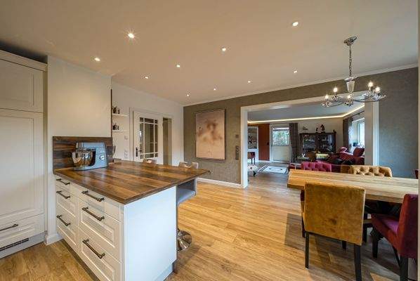 Blick von der Küche zum Wohn-/Esszimmer