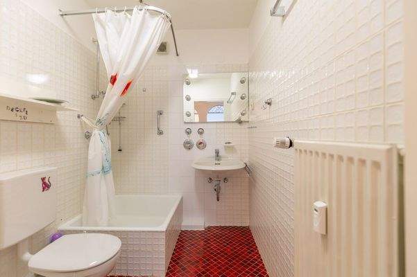 Bad mit Dusche und WC