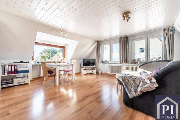 Wohnzimmer in der DG Wohnung