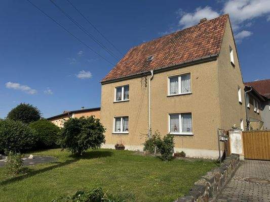 Hausansicht mit Vorgarten