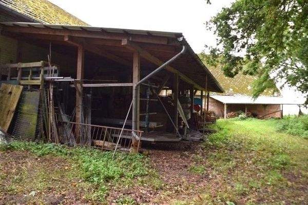 Vordacher hinter Scheunen