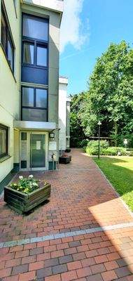 2 rückwärtige Eingänge.