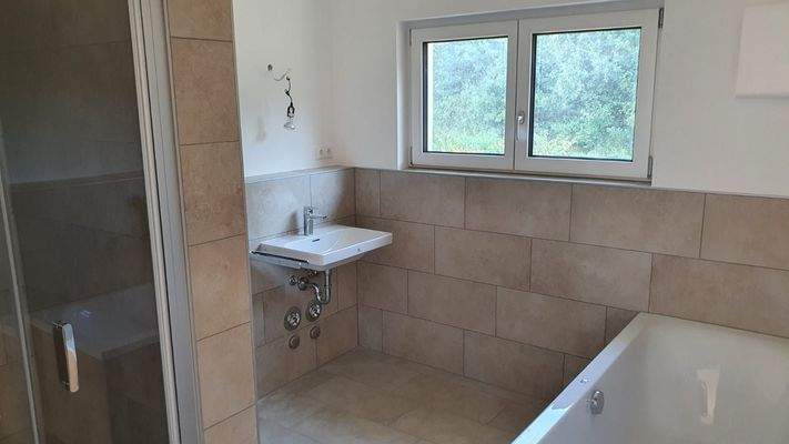 Wohnung 2.OG Bad 1.jpg