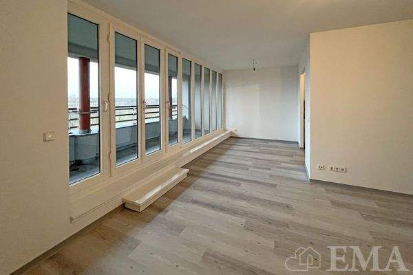 … mit Ausgang zum Balkon