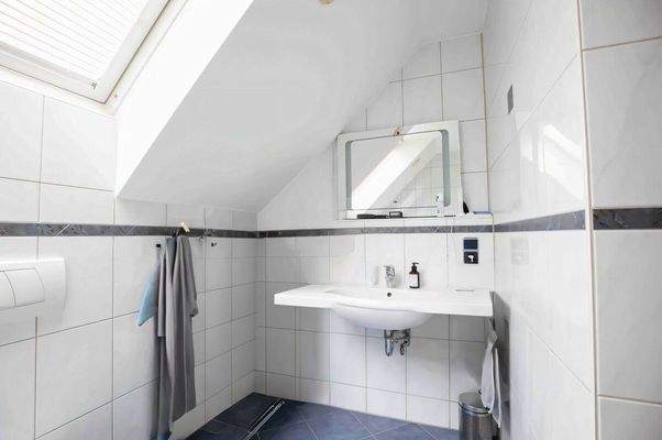 Badezimmer/Waschbereich (mit KI digital verändert)