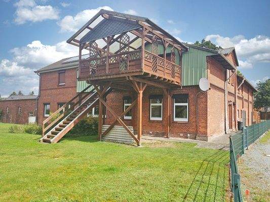 rückseitige Ansicht mit Blick auf den großen Balkon