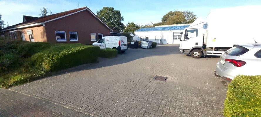 Zufahrt und Parkfläche