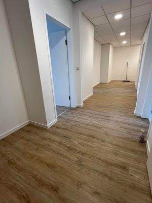 Langer Flur mit Holzboden