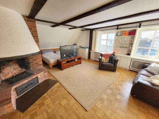 DG: Schlafzimmer mit Kamin