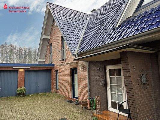 Nordwest-Ansicht Altbau und Anbau, Hof Altbau