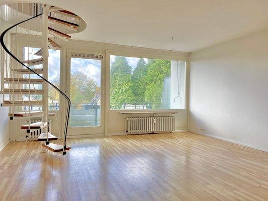 Wohnzimmer mit Balkon 3.OG