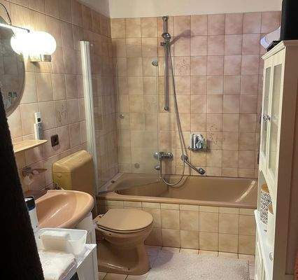 Bad mit Wanne und WC