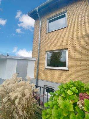 43/ Hausrückseite - Teilansicht. Links Garagentür zur Hausrückseite, Garten ...