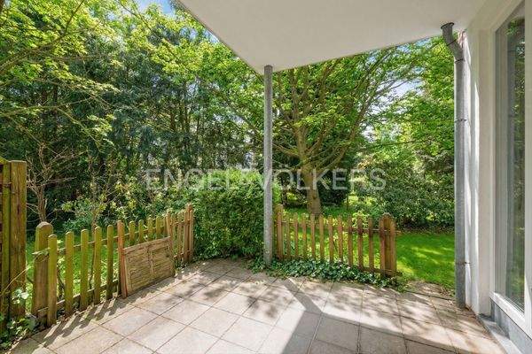 Terrasse mit Blick in den rückwärtigen Garten