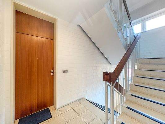 Treppenhaus/ Wohnungstür