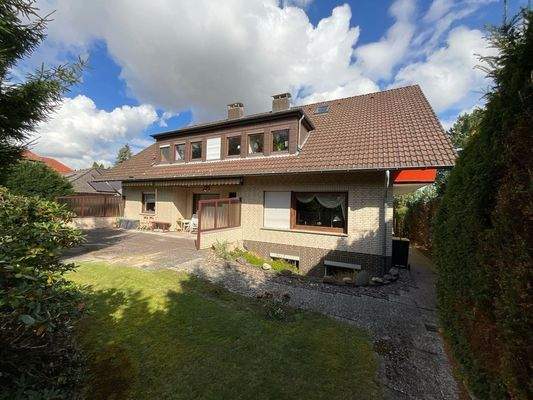 Hausrückseite und Terasse