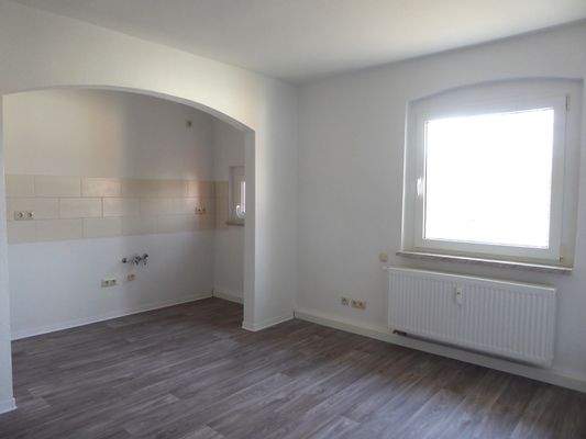 Wohnzimmer mit Küche (1).JPG