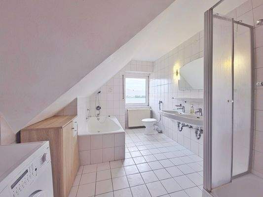 Badezimmer mit Waschmaschine OG