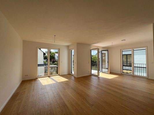 Wohnzimmer mit off. Küche und Essbereich