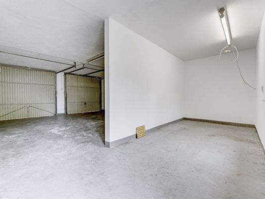 Großzügige Doppelgarage mit integrierter Werkstattmöglichkeit