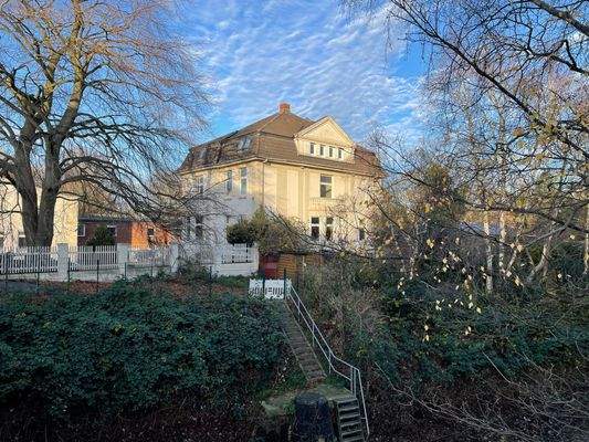 Blick von der Brücke auf das ganze Anwesen