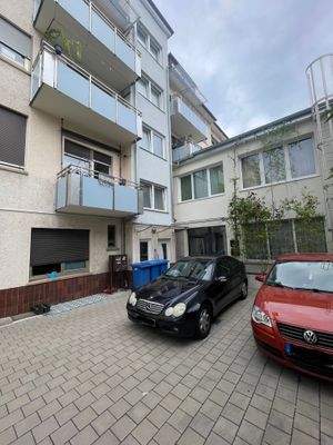 Hausansicht und Stellplätze