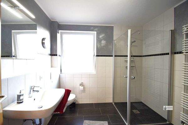 Großes Bad mit großer Dusche