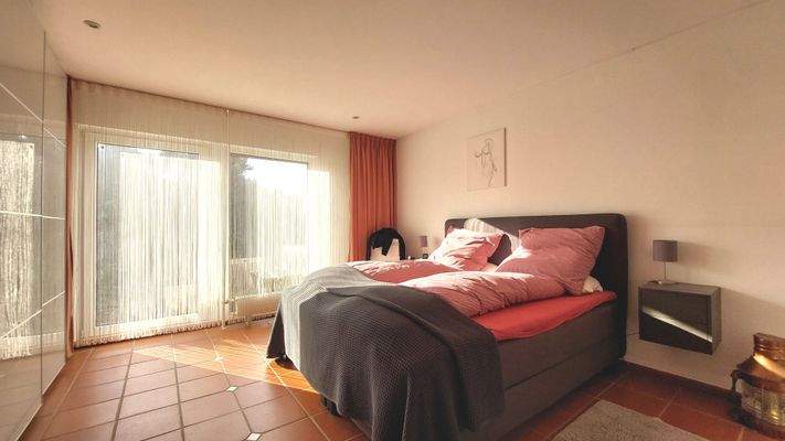 großes Elternschlafzimmer im EG mit Terrassenzugang