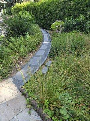 Weg zur Terrasse Garage