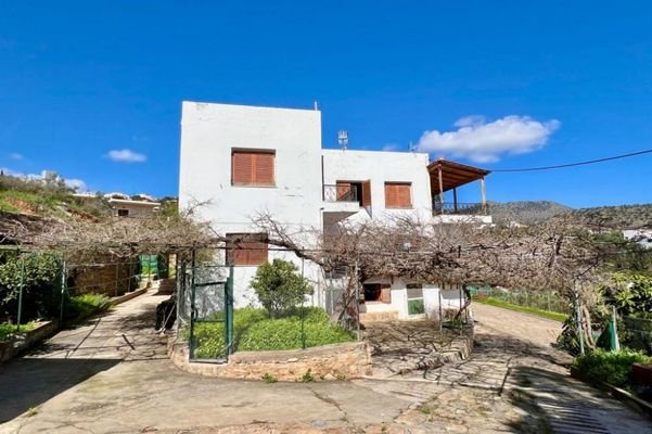 Kreta, Agios Nikolaos: Geräumiges Haus mit Meerblick in begehrter Lage zu verkaufen