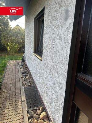 Weg geschützt um das Haus