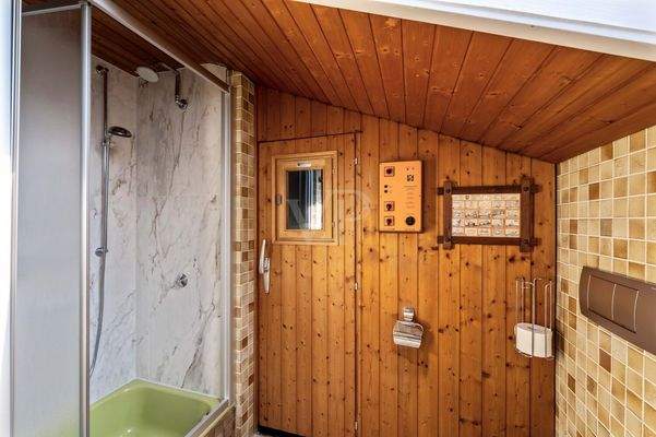 Badezimmer im Obergeschoss mit Infrarotkabine
